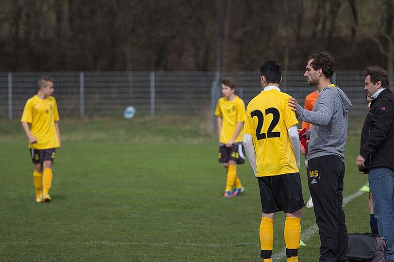 Trainer Marc Stiegler auf dem Fußballrasen.