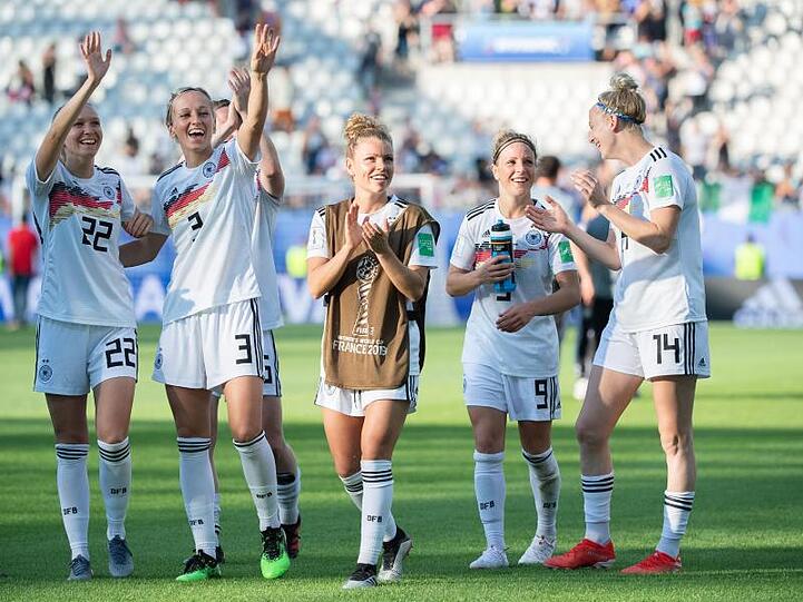 Deutschlands Fußball-Frauen auch nach dem Spiel gegen Schweden Grund zum Jubel haben.