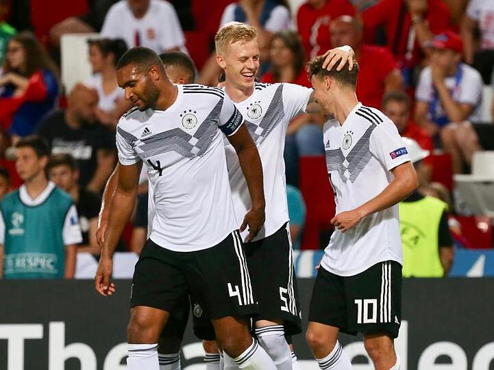 Timo Baumgartl und Jonathan Tah feiern das 3:0 mit Luca Waldschmidt (r), seinem zweiten Treffer.