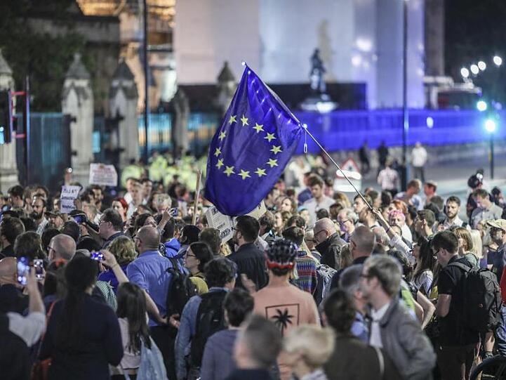 Brexit-Gegner protestieren vor dem Parlament in London.