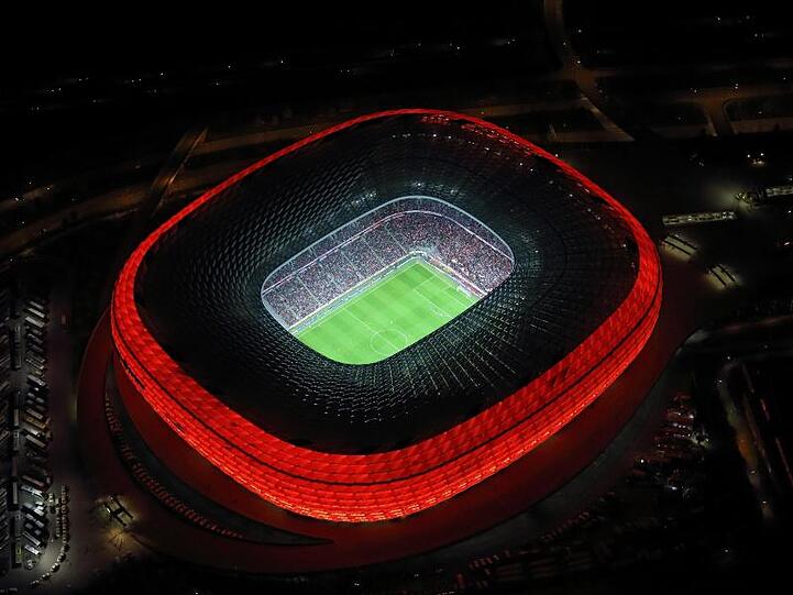 Die Luftaufnahme zeigt die Allianz-Arena während einer Champions-League Begegnung.