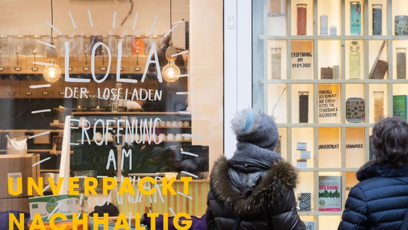 Passanten stehen vor einem Geschäft in Hannover.
