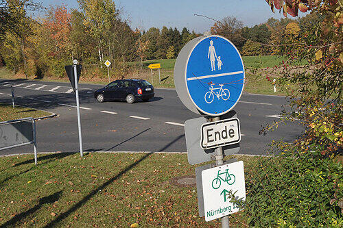 Am Ortseingang von Oberferrieden endet der Fahrradweg, der in Richtung Neumarkt parallel zur Bundesstraße 8 verläuft.