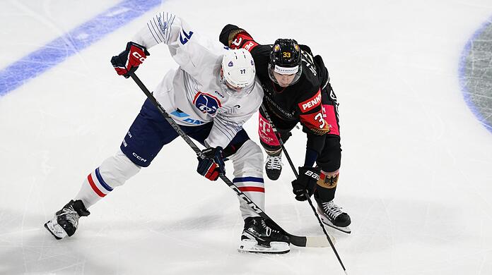 Die DEB-Auswahl um NHL-Profi JJ Peterka (r) musste sich Frankreich geschlagen geben.