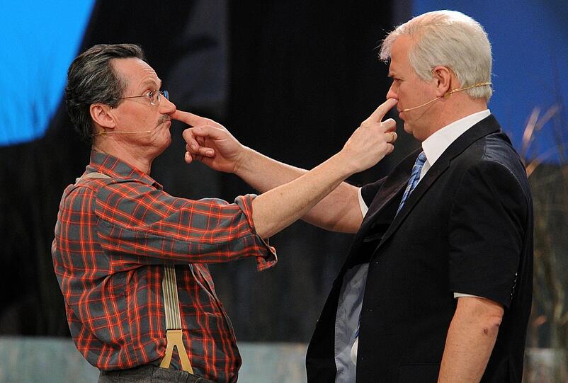 Die Schauspieler Uli Bauer (l) als Christian Ude und der Schauspieler Wolfgang Krebs als Horst Seehofer fasseb sich gegenseitig an die Nasen.