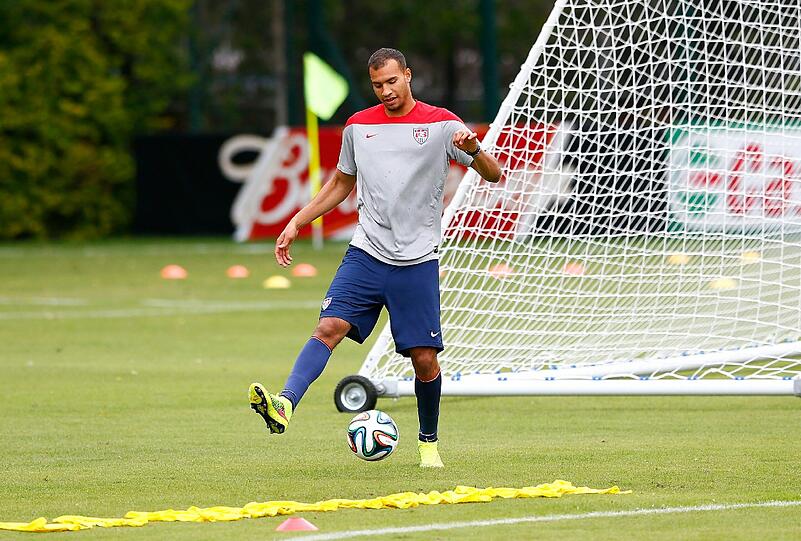 JOHN ANTHONY BROOKS (21): Dritter Innenverteidiger. Sowas wie das Riesenbaby (1,94 m) in Team USA. Geboren und aufgewachsen in Berlin, spielt für die Hertha. Gegen Ghana als Joker der Siegtorschütze. Wird gegen das DFB-Team wohl auf der Bank beginnen. Auf einem Arm hat er die Umrisse von Berlin eintätowiert, der Heimat seiner Mutter &ndash; auf dem anderen die des US-Bundesstaates Illinois, Heimat seines Vaters.