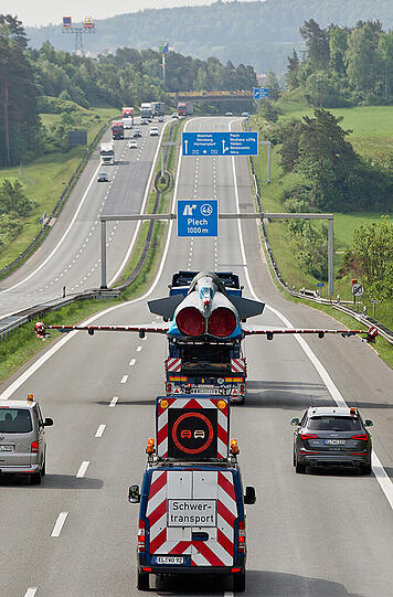 Der beschädigte Kampfjet wird zu einer Airbus-Werkstatt nach Manching gebracht. Die breite Ladung macht ein Überholen des Schwertransporters auf der dreispurigen Autobahn unmöglich!