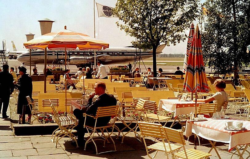 Stilvoll biergarteln am Flughafen Riem: eine Aufnahme aus den 60er Jahren. 1992 schließt der Airport.
