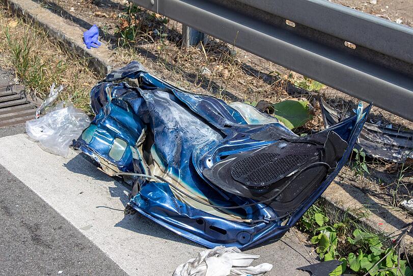 Der Pkw wurde komplett zerstört, sowohl die Fahrerin als auch der Fahrer erlitten schwere Verletzungen. Auch viele Insassen im Bus wurden verletzt. Die Bilder vom Unfallort auf der A73 bei Nürnberg.