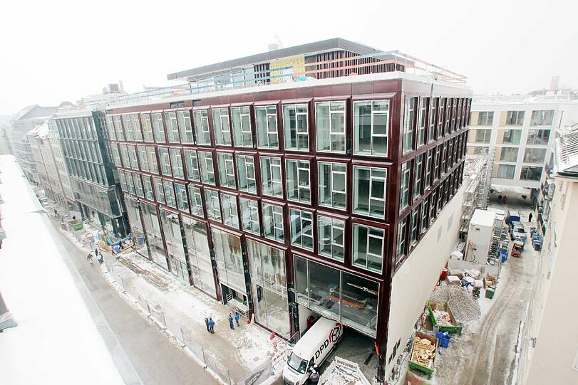 In der Hackenstraße sind die Luxus-Mietwohnungen quasi fertig, am Färbergraben legen Arbeiter letzte Hand an der grün-roten Glaskeramikfassade der &bdquo;Hollister&ldquo;-Filiale an. Die Passagen im Inneren sind fertig &ndash; Eröffnung ist Ende April.