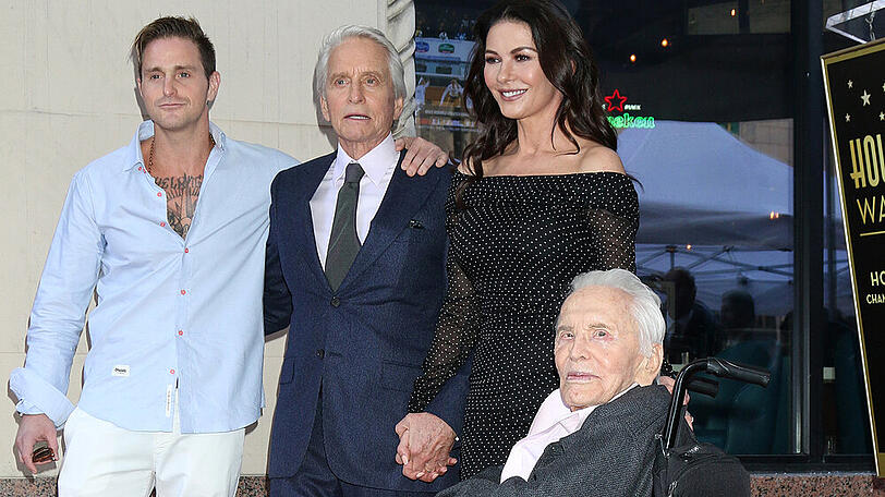 Cameron Douglas, Vater Douglas, Catherine Zeta-Jones und Kirk Douglas (v.l.n.r.).