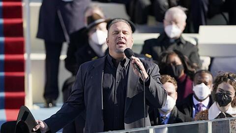 Country-Star Garth Brooks singt "Amazing Grace" vor dem Kapitol.