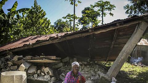 Eine Frau vor einem zerst&ouml;rten Haus nach dem Erdbeben in Camp-Perrin.