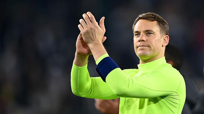 Manuel Neuer klatscht in die Hände.