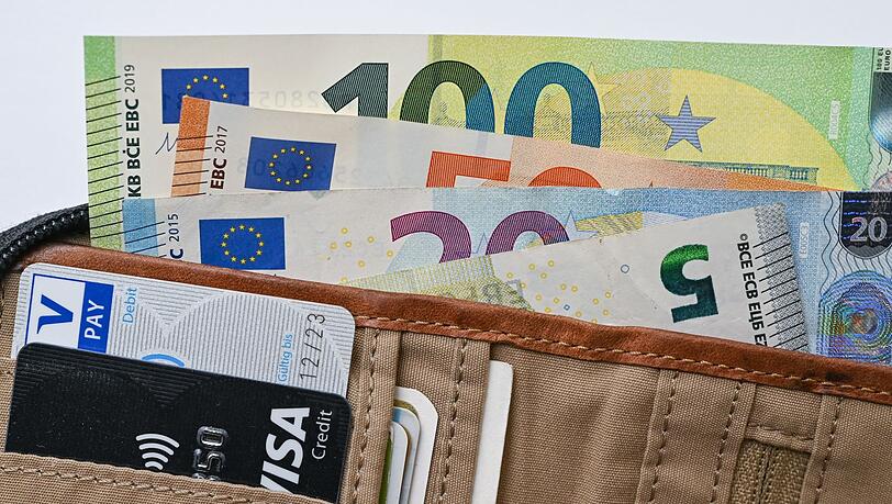 Viele Eurobanknoten stecken in einer Geldbörse.