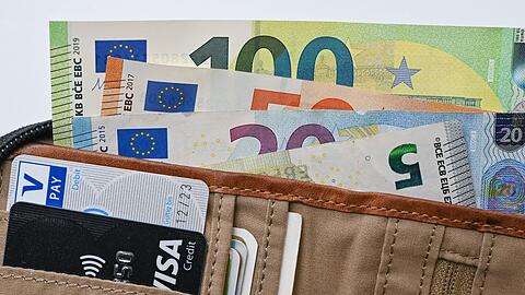 Viele Eurobanknoten stecken in einer Geldbörse.