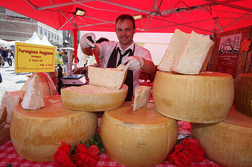 Exquisite Käse-Spezialitäten: Santi Caruso aus Sizilien bietet auf der Museumsbrücke &bdquo;Parmigiano Reggiano biologica&ldquo; an.