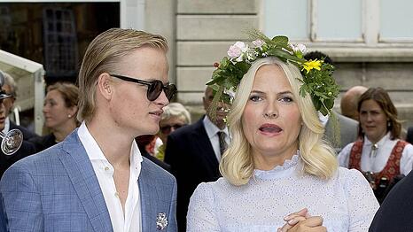 Marius Borg H&oslash;iby darf das Gef&auml;ngnis mit Fu&szlig;fessel verlassen, Mette-Marit wurde bereits aus der Klinik entlassen.