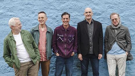 Am 31. Juli ver&ouml;ffentlichten die Trashcan Sinatras ein neues Album, jetzt ist S&auml;nger und Gitarrist John Douglas (links) im Alter von 63 Jahren gestorben.