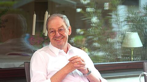 Der langj&auml;hrige CSU-Stadtrat und Fraktionschef Hans Podiuk in seinem Garten in Waldtrudering. Nun wird er 80 Jahre alt.