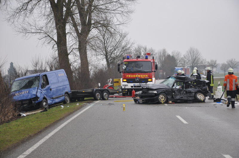 Am Donnerstagmorgen kam es auf der B299 zwischen Altötting und Unterneukirchen zu einem schweren Verkehrsunfall. Der Fahrer eines BMWs überholte mehrere Fahrzeuge und kam dabei ins schleudern. Daraufhin kollidierte das Fahrzeug mit einem Kleintransporter. Dieser erfasse den BMW seitlich auf der Fahrerseite.

Der Fahrer des erlag sofort seinen Verletzungen. Der Fahrer des Transporters wurde mit leichten Verletzungen ins Krankenhaus gebracht.