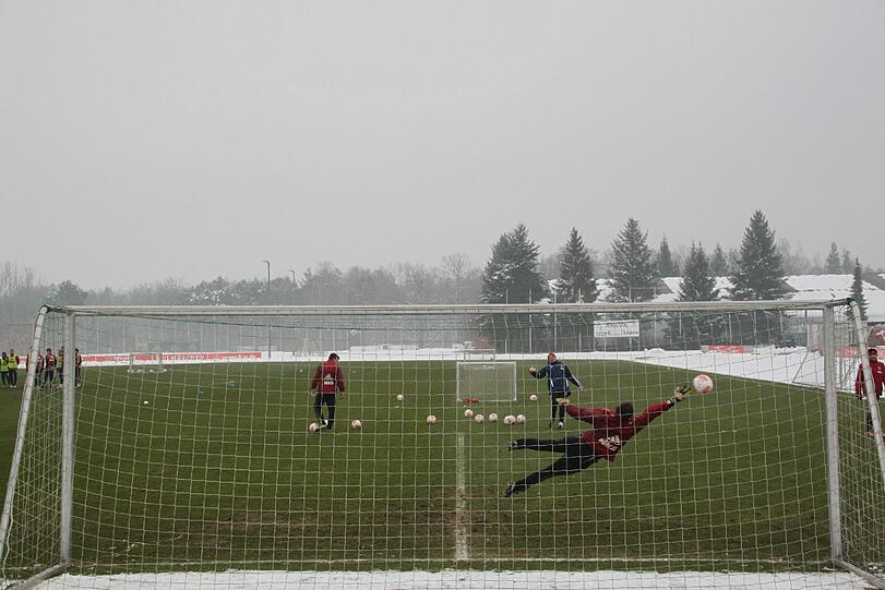 Die Keeper üben mit Torwarttrainer Adam Matysek. Raphael Schäfer fehlte nach seiner Nasen-OP am Vormittag.