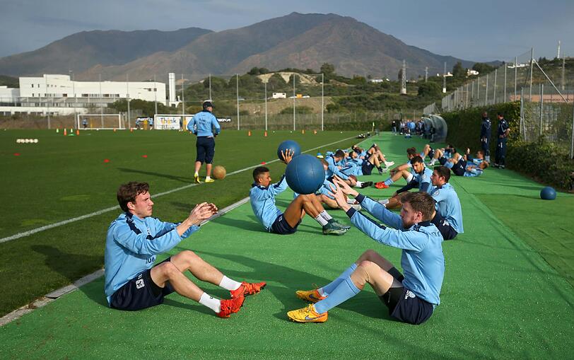 Trainer-Kollege Magath lässt grüßen! Auch die Löwen arbeiten in Estepona mit Medizin-Bällen.