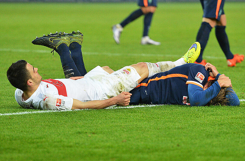 Szene aus dem Hinspiel in Stuttgart: VfB-Spieler Filip Kostic (links) und der Bremer Clemens Fritz liegen am Boden. Stuttgart gewann die Partie mit 1:0.
