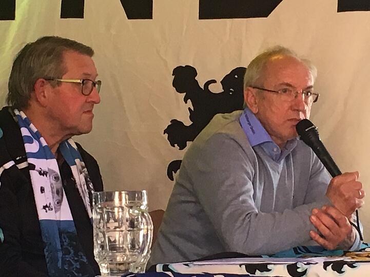 Hans Sitzberger im Gespräch mit dem Vorstand Reinhold Lang.