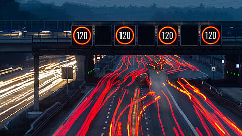 Achtung, Autofahrer! Auf den Münchner Autobahnen gelten künftig teilweise neue Geschwindigkeitsbeschränkungen.