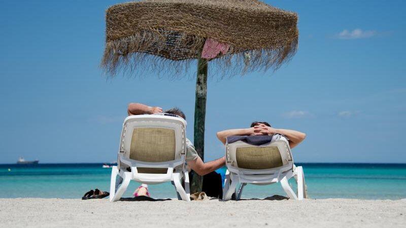 Traumurlaub als Liebeskitt: Das ging gründlich schief für einen Münchner. Das Ende waren Schulden und eine Strafe wegen Onlinebetrugs. (Symbolbild)