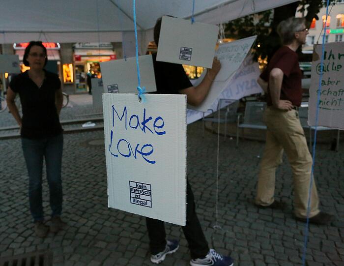 Rund 100 Personen hielten in der Nacht zum Freitag eine Mahnwache zum Thema "kein Mensch ist illegal" ab. Die Bilder vom Rindermarkt.