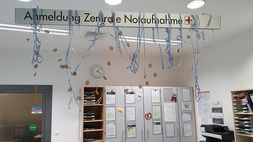 Auch die Anmeldung ist volksfestlich geschmückt.