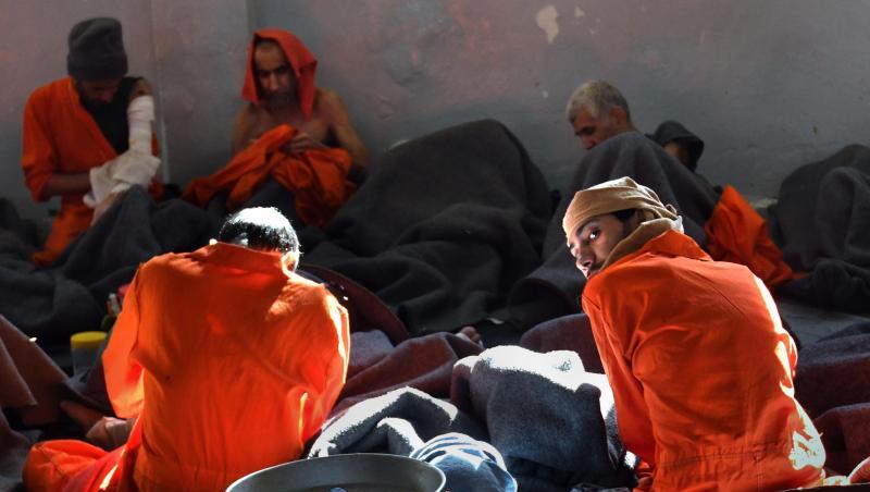 Insassen sitzen im Gefängnis im nordsyrischen Al-Hasaka. Viele der Gefangenen sind mutmaßliche IS-Anhänger. Insassen sitzen im Gefängnis im nordsyrischen Al-Hasaka. Viele der Gefangenen sind mutmaßliche IS-Anhänger.
