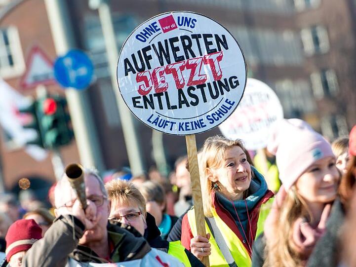 Mitarbeiter des öffentlichen Dienstes demonstrieren in der Hamburger Innenstadt.