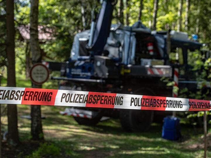 Absperrband der Polizei ist vor einem Weiher während der Suche nach Frischholz angebracht. Foto: Armin Weigel/dpa/Archivbild