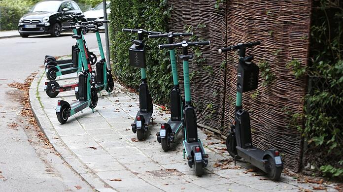 Für viele ein Hindernis und Ärgernis auf dem Gehweg, weil sie kreuz und quer abgestellt werden. Für andere ein praktischer Spaßfaktor der städtischen Mobilität.