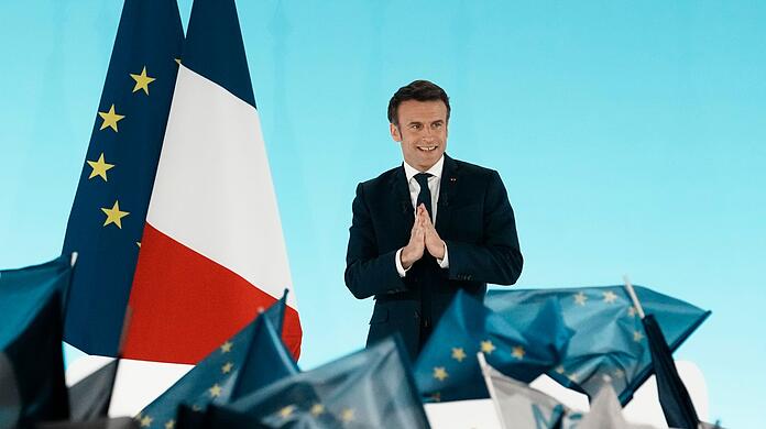 "Euer Vertrauen ehrt mich, verpflichtet mich und bindet mich": Emmanuel Macron tritt vor seine Anhänger.