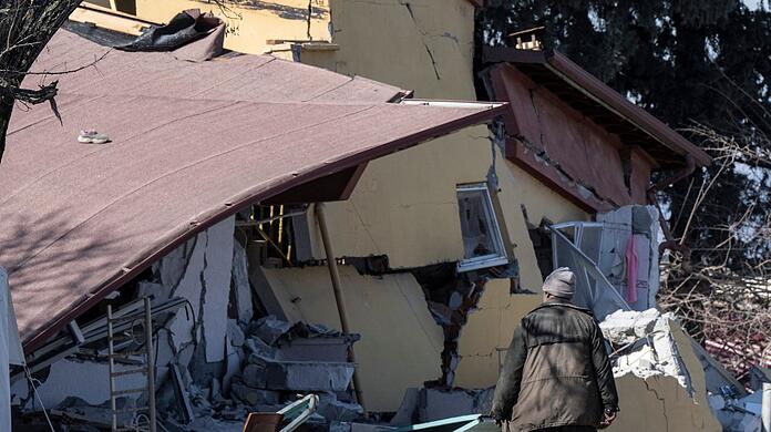 Nur noch Trümmer sind von einem Wohnhaus in dem kleinen Dorf Ördekdede übriggeblieben.