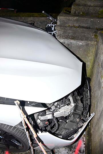 Die Fahrt des Rasers im BMW 850i M endete am massiven steinernen Geländer im Auslauf der Luitpoldbrücke.