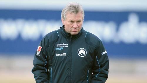 Sportlich top, die Kulisse meist ein Flop: SpVgg-Trainer Benno Möhlmann wünscht sich mehr Besucher im heimischen Ronhof. Sportlich top, die Kulisse meist ein Flop: SpVgg-Trainer Benno Möhlmann wünscht sich mehr Besucher im heimischen Ronhof.