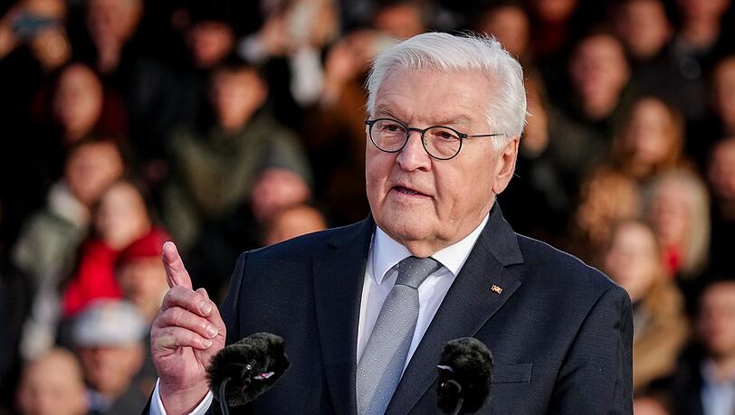 Der Bundespräsident würdigte die Bundeswehr, die tief verankert im freiheitlichen Gemeinwesen und "Armee unserer Demokratie" sei. Der Bundespräsident würdigte die Bundeswehr, die tief verankert im freiheitlichen Gemeinwesen und "Armee unserer Demokratie" sei.