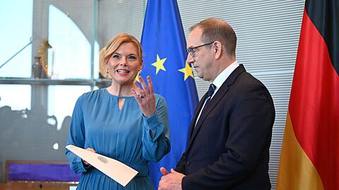 Darin kritisiert er die aktuellen Strukturen als kopflastig, kompliziert und in gro&szlig;en Teilen nicht effektiv.