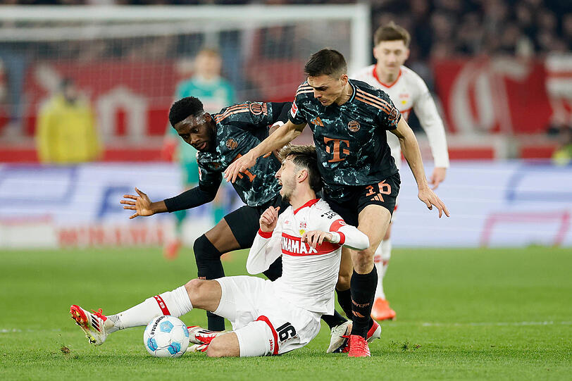 Spielszene vom 28. Februar 2025: Alphonso Davies (l.) und Jo&atilde;o Palhinha (r.) attackieren Atakan Karazor vom VfB Stuttgart. W&auml;hrend der Portugiese nicht mehr nach M&uuml;nchen zur&uuml;ckkehren soll, w&auml;re der Kanadier ein lukrativer Verkauskandidat.