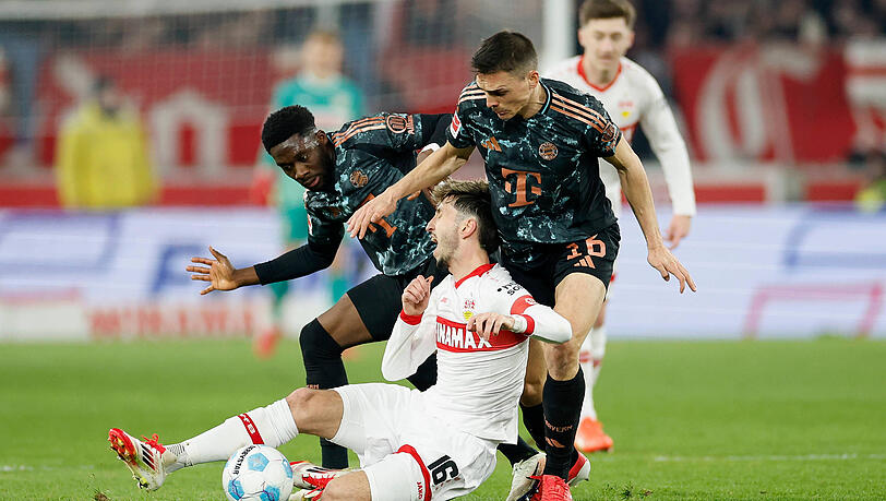 Spielszene vom 28. Februar 2025: Alphonso Davies (l.) und Jo&atilde;o Palhinha (r.) attackieren Atakan Karazor vom VfB Stuttgart. W&auml;hrend der Portugiese nicht mehr nach M&uuml;nchen zur&uuml;ckkehren soll, w&auml;re der Kanadier ein lukrativer Verkauskandidat.