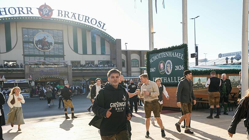 Mit Giesinger-Hoodies haben Fans der Biermarke am Anstichtag auf der Wiesn auf sich aufmerksam gemacht. Mit Giesinger-Hoodies haben Fans der Biermarke am Anstichtag auf der Wiesn auf sich aufmerksam gemacht.