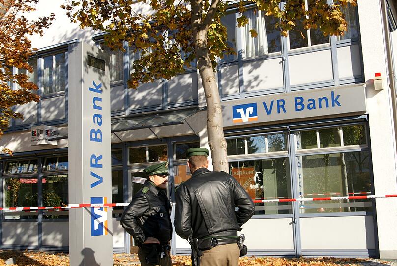Diese Bank in Waldtrudering wurde überfallen - die Täter sind auf der Flucht.