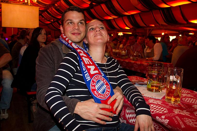 Zittern, jubeln, bangen: So fiebern die Fans im Hippodrom beim Bayern-Spiel gegen Real mit. Die Bilder...