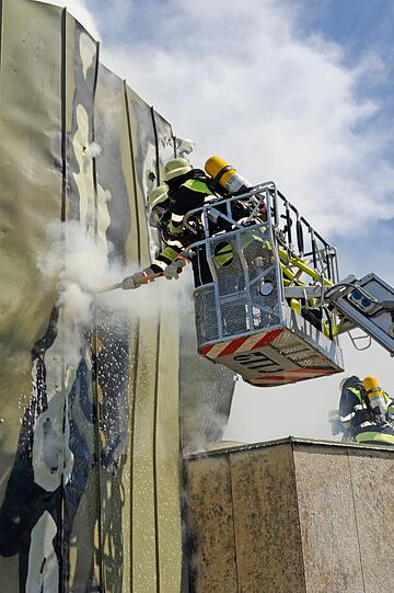 60 Feuerwehrleute sind am Dienstagnachmittag im Einsatz um den brennenden Dachstuhl eines sechsgeschossigen Bürogebäudes zu löschen. Verletzt wird niemand.