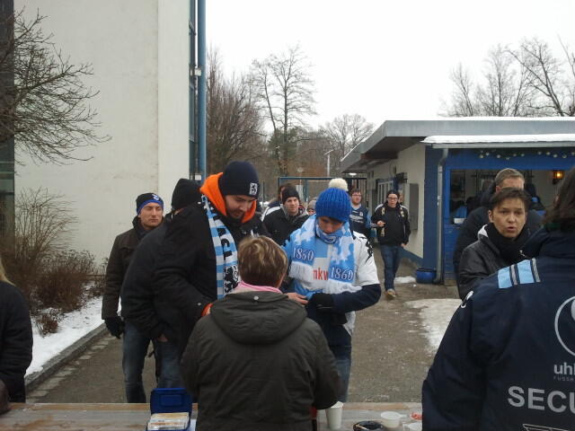 Viele Löwen-Fans freuen sich auf die Rückrunde und lassen sich nicht vom Wetter abschrecken.